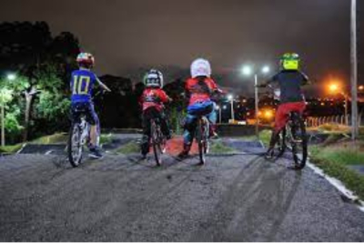 Aparecida inicia projeto inédito de aulas de bicicross para crianças com espectro autista