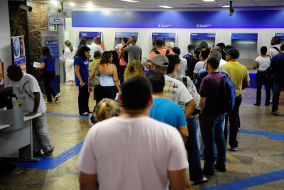 Bancos em Goiânia desrespeitam lei dos 20 minutos de espera na fila